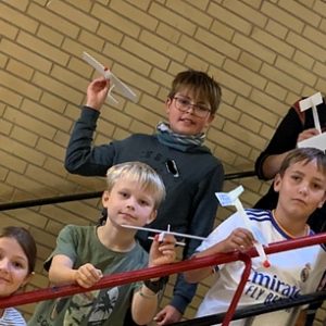 Zum Flugzeugbau zu Besuch in vierten Klassen der Grundschulen