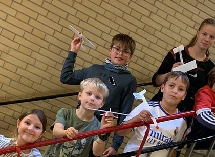 Zum Flugzeugbau zu Besuch in vierten Klassen der Grundschulen