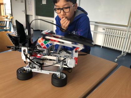 Robotik AG: Legoroboter löst Zauberwürfel