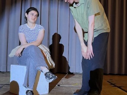Erfolgreiche Theaterinszenierung des Theaterkurses 10