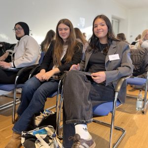 SchülerInnen streiten bei Model United Nations für Menschenrechte.